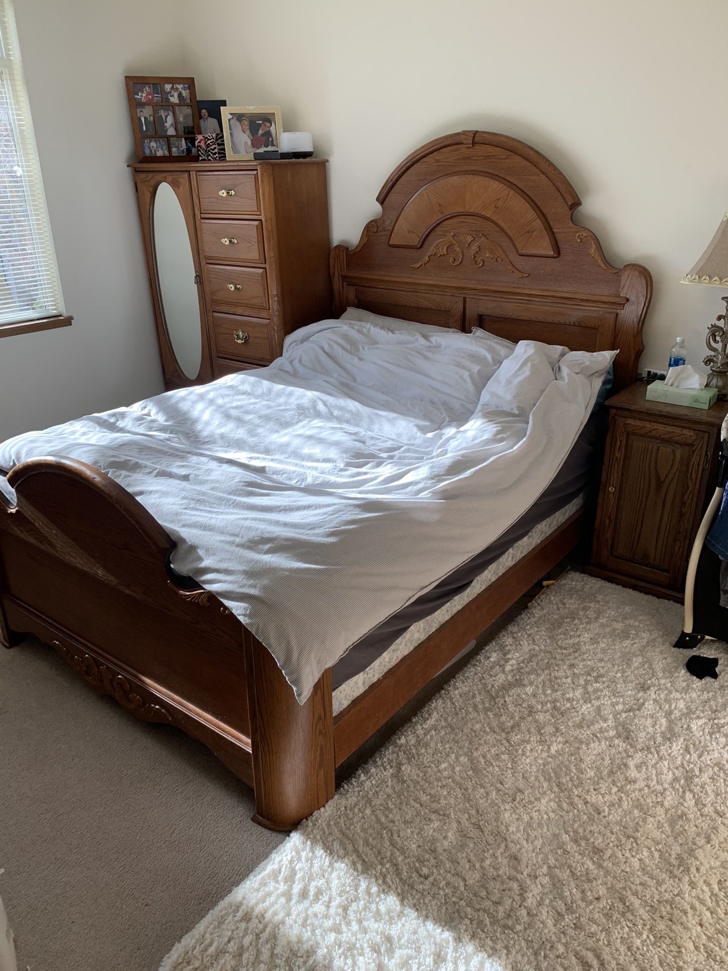 Queen Furniture 6 Piese bedroom set Very good condition