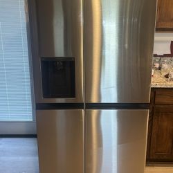 LG Refrigerator, Working Ice Maker/water Dispenser
