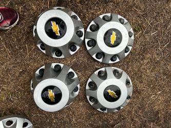 Chevy hub cap set / 8 lug