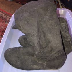 Youth Girls Knee High Suede Boots. Size 5Y