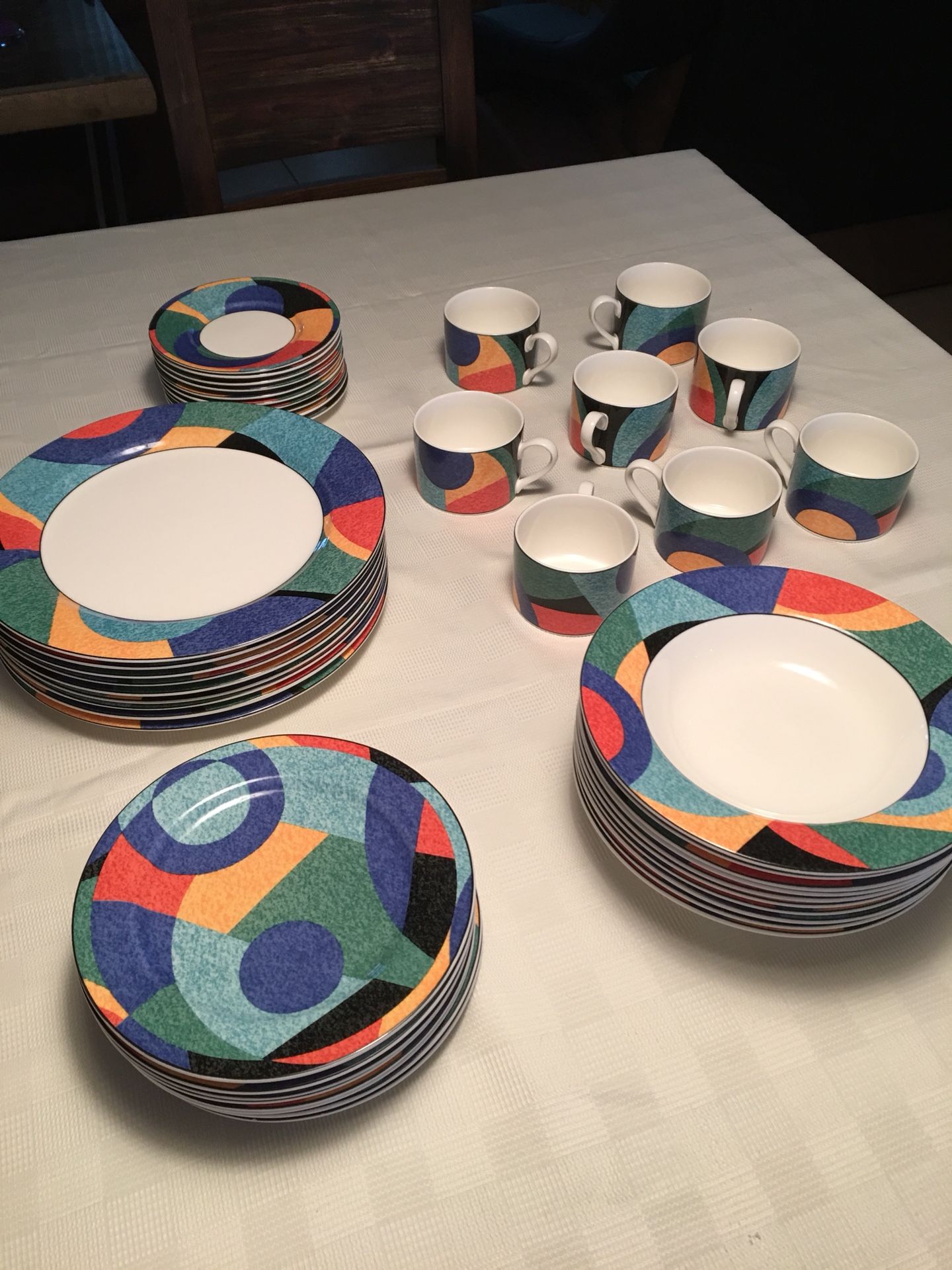 Casual Victoria Beale Porcelain Accents 9019 - service for 8 plus extra setting of all plates