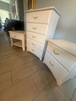 Beautifully Refinished 2-Piece Dresser Set and end table $290 obo