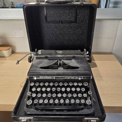 Vintage 1930s Royal De Luxe typewriter | Touch Control portable + case