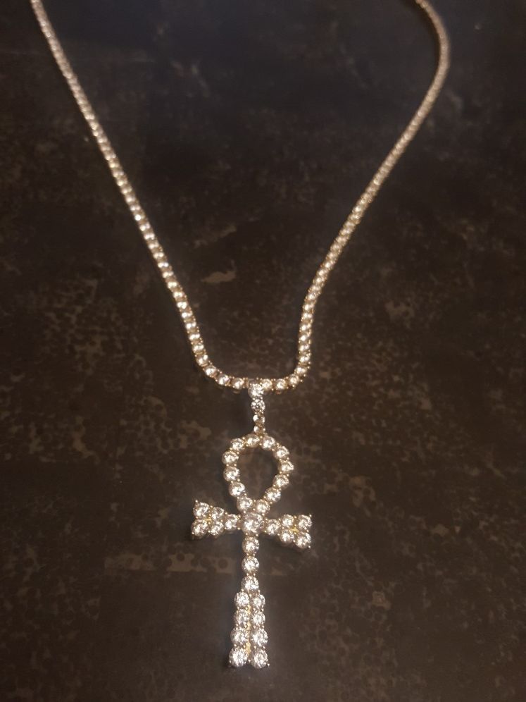 Nice diamond chain and pendant.