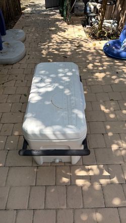 Igloo White 120 Quart(s) Hard Insulated Chest cooler with Drainage Spout
