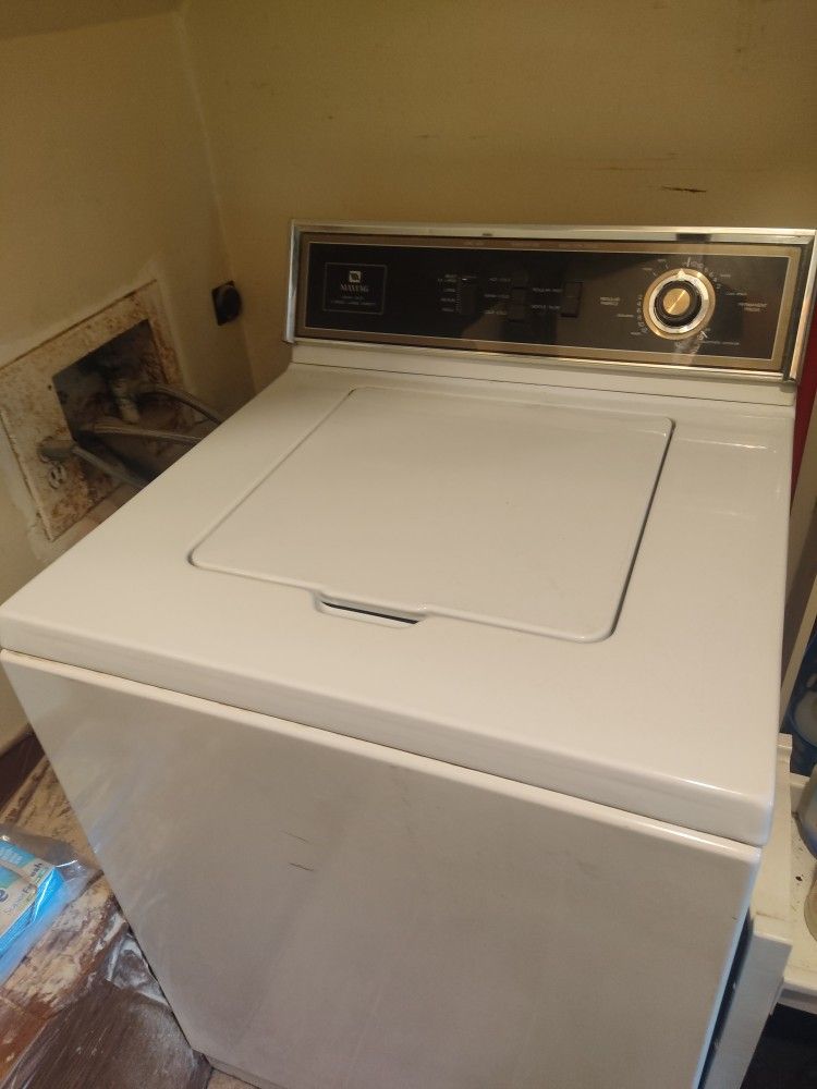 Three Large Rugs Washing Machine Cloths Dyer Couch Loveseat Recliner Dinning Table