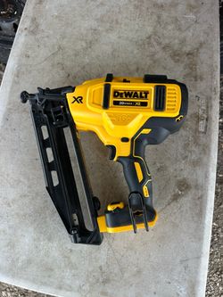 20V MAX XR Lithium-Ion Electric Cordless 16-Gauge Angled Finishing Nailer (Tool Only