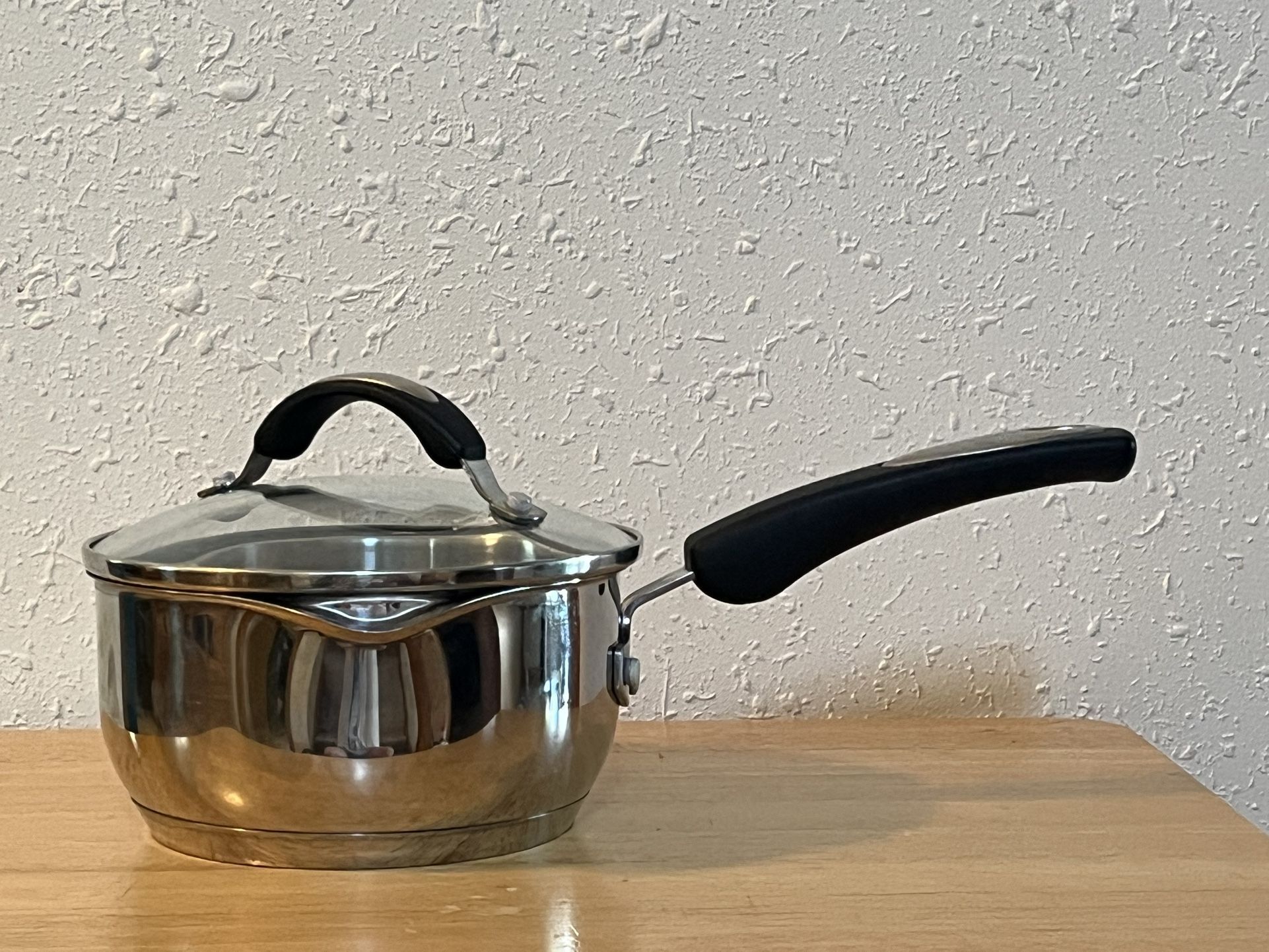 Oneida 18/10 Stainless Steel 1.5 Quart Sauce Pan With Glass Lid