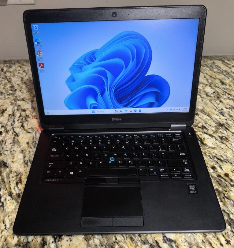 Dell laptop - i7, SSD, backlit keyboard, Win 11 Pro restored