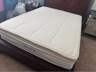 Like New Awara Luxury Hybrid King Mattress