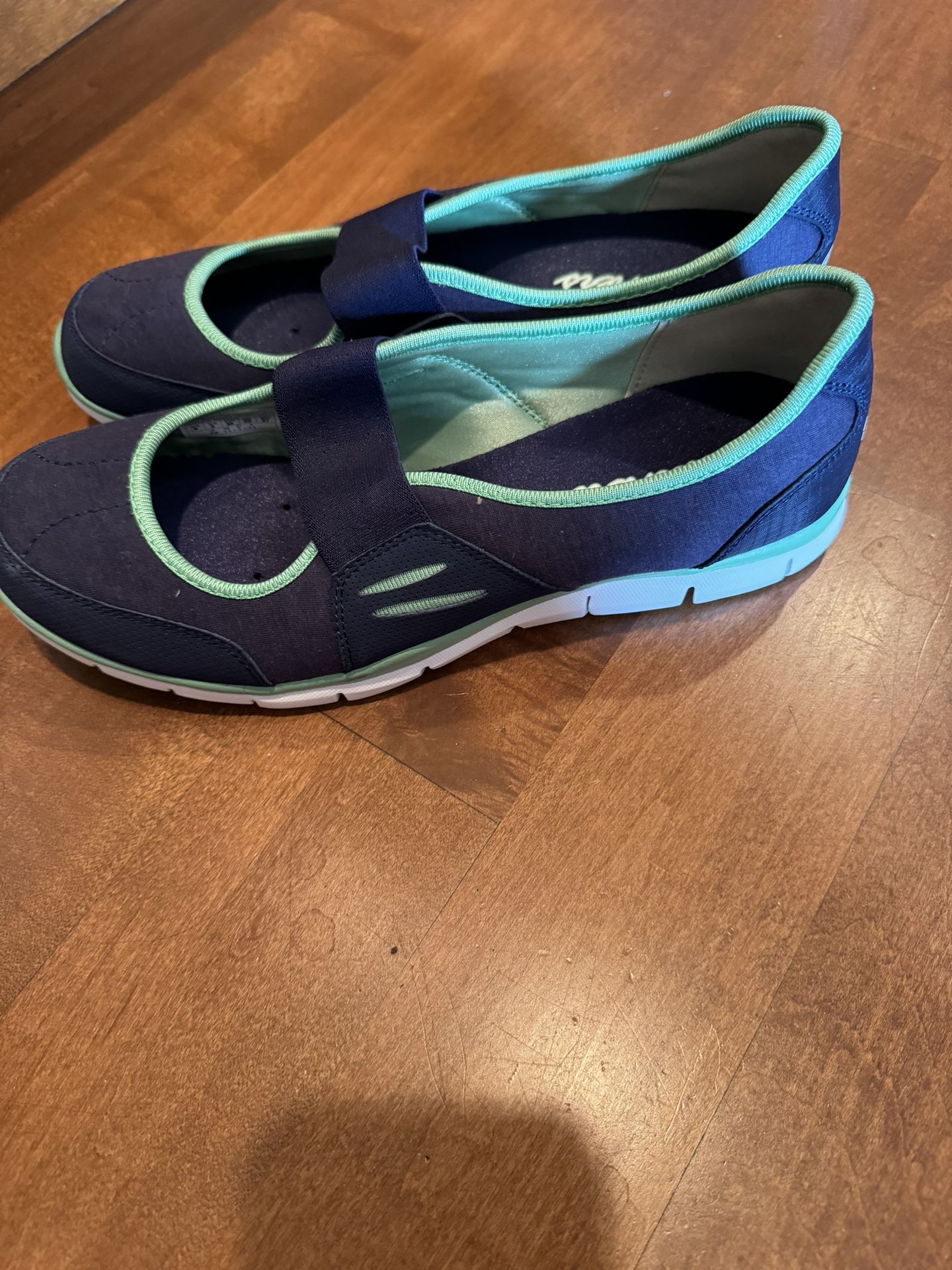 Woman’s New Skechers Comfort Shoes Shipping Avaialbe 