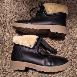 Women size 7 Black faux leather ankle boots with faux fur lining 