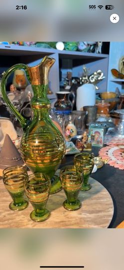 Beautiful wine set with four glasses gold trim perfect condition