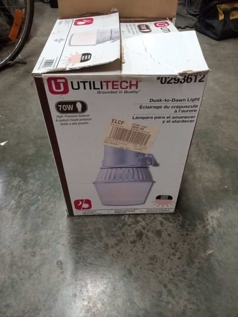 Utilitech Dusk To Dawn 70 W Outdoor Light