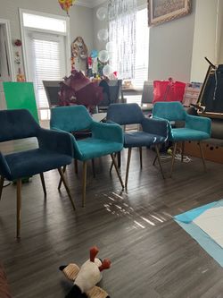 blue chairs 4x