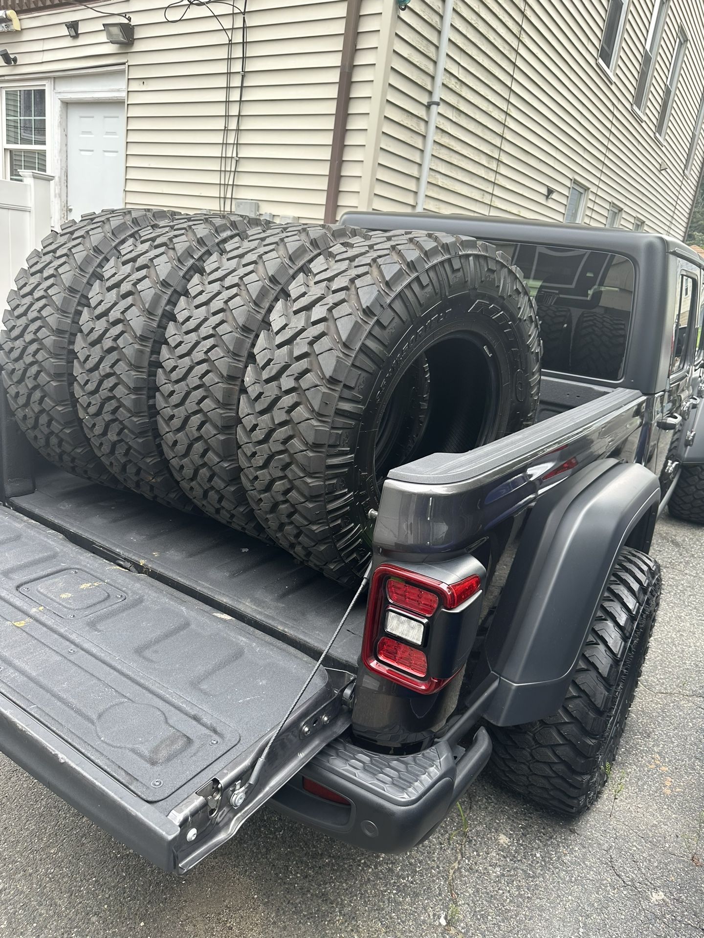 35/11.5/17 Nitto Tires