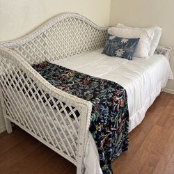 Trundle bed - twin size