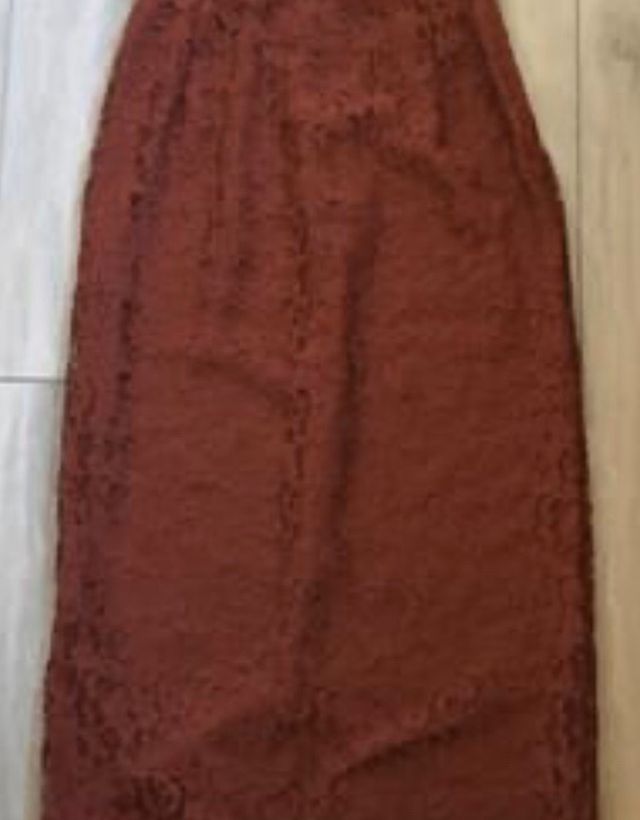 NWT H&M Burgundy Pencil Lace Skirt Lined Black Elastic Waistband  - Size 2