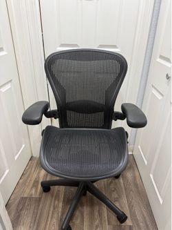 Herman miller Aeron ( SIZE B ) FIRM ON PRICE !!