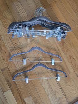 Non-slip Hangers With Clips (35 Pieces)