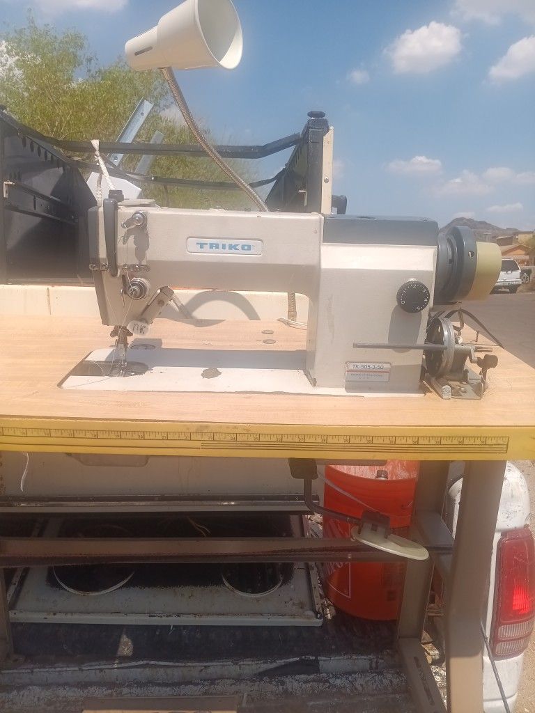 Taiko Industrial Sewing Machine Runs Lots Of Parts Or Repair As Is $