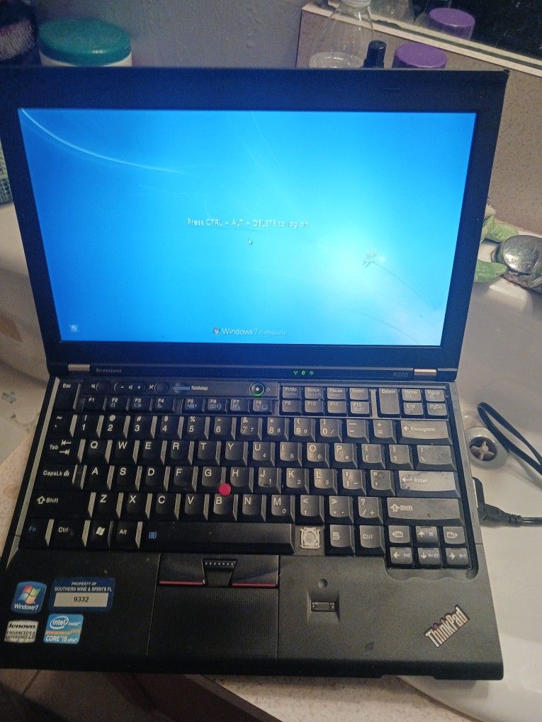 Lenovo Think Pad Lap Top Runs Great Works Great 45 Firm
