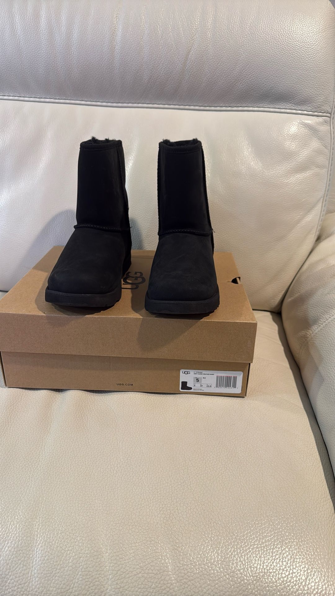 Size 5 black uggs