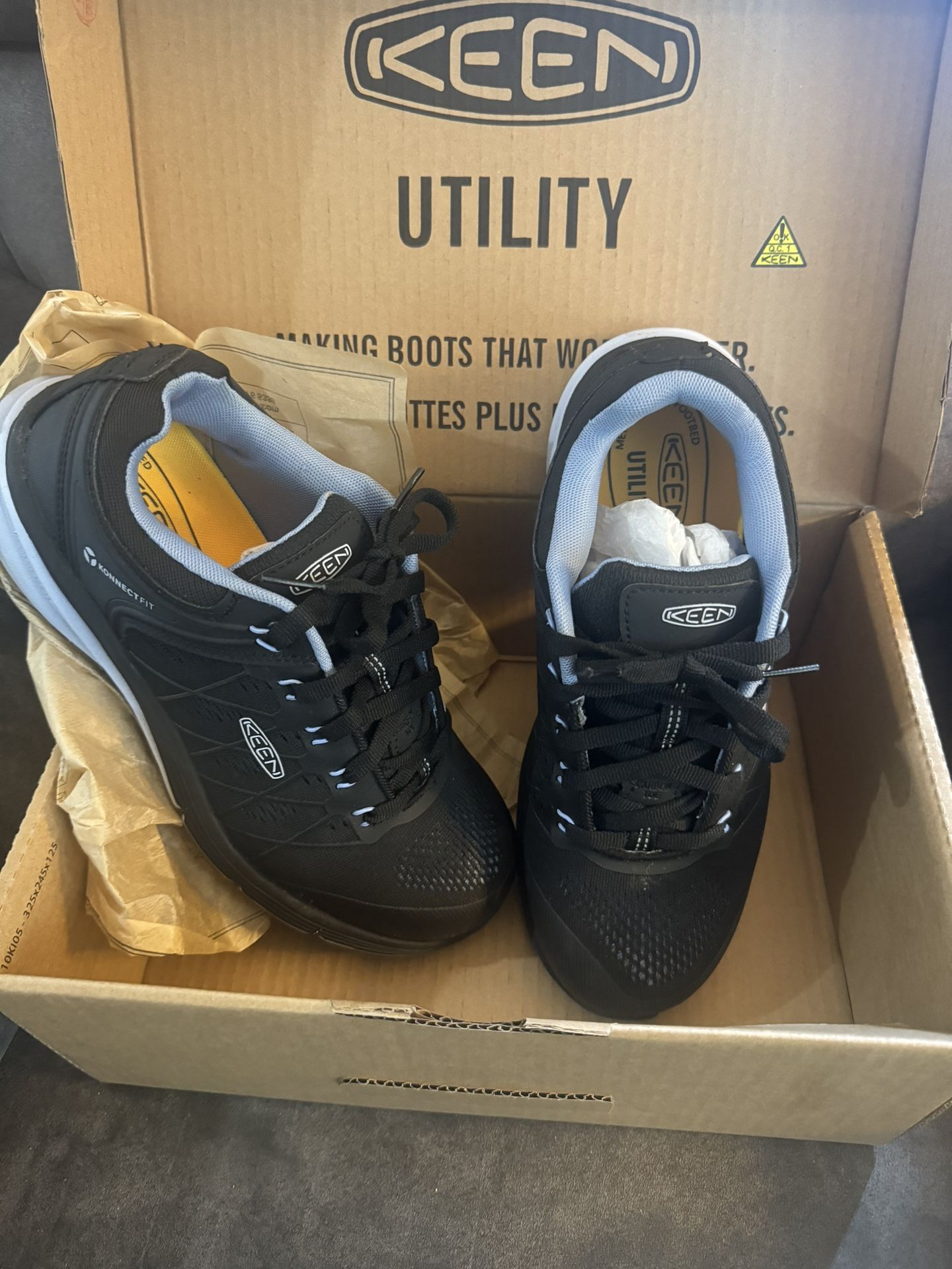 Keen women’s work shoe /NEW