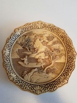 Japanese scene resin decor plate. Collectible. Fcfs. Psl.