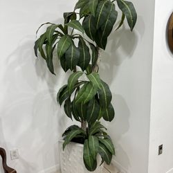 88 Inches Tall Artificial Tree With Pot. Árbol Artificial De 88 Pulgadas De Alto Con Maceta