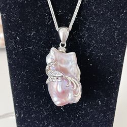 Baroque pearl pendant
