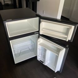 Willz Mini Refrigerator.