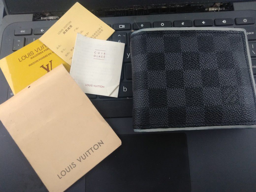 Louis Vuitton Mens wallet 