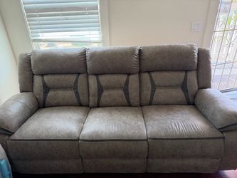 Manual recliner couches
