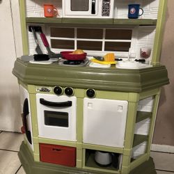 NICE PLAY KITCHEN WITH SOME DISHES AND FOOD IN GREAT CONDITION 