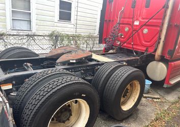 2011 Freightliner Cascadia – DD15 – 10 Speed – $10,000