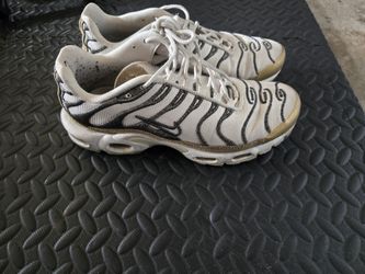 Women's Size 8 Shoes- Nike