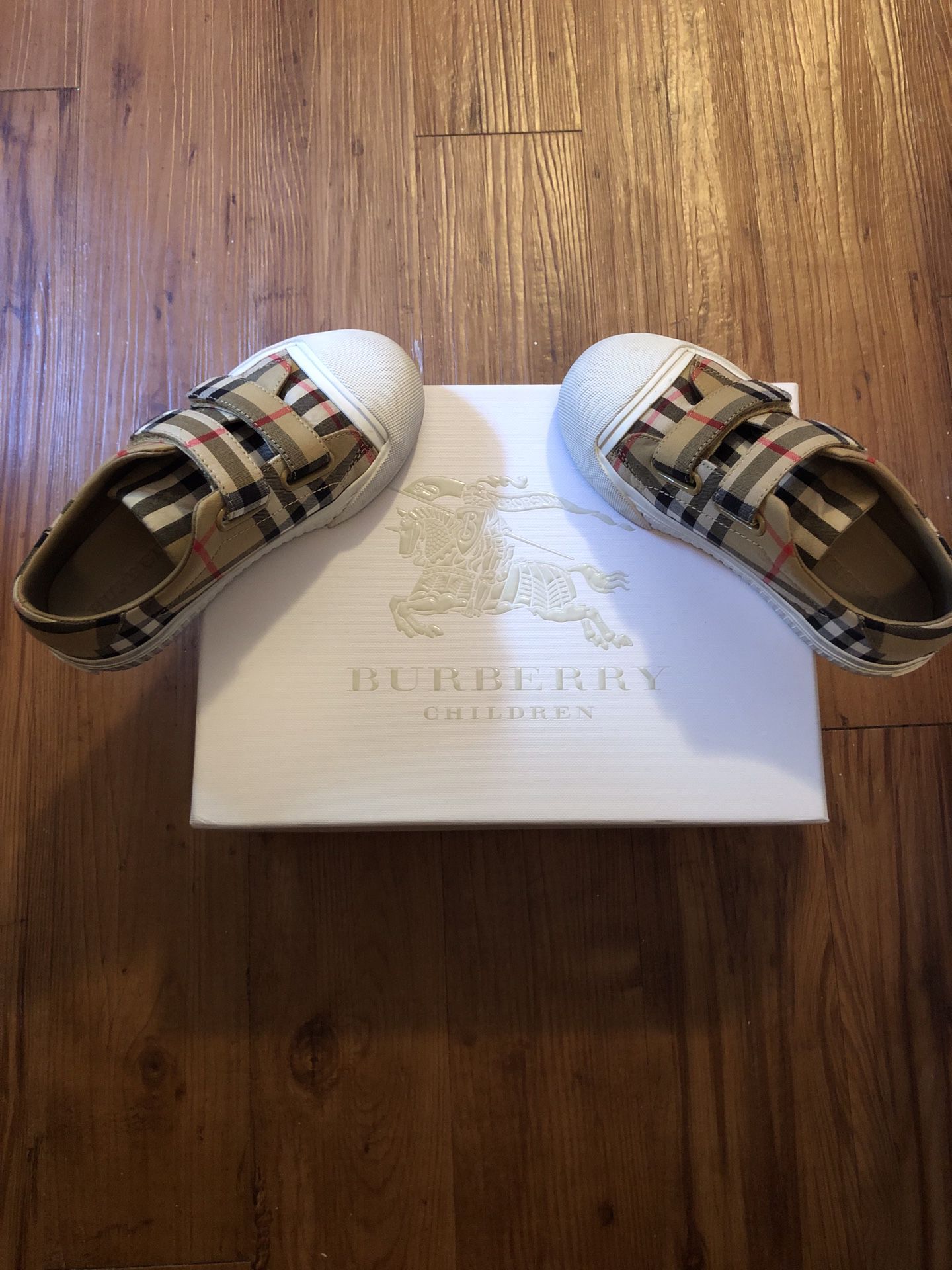 Burberry Belsides Sneakers size 29