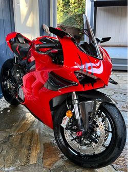 2020 2021 Ducati Panigale V4 Full Six Carbon fiber parts. Front fender, rear fender, swing arm cover, frame covers