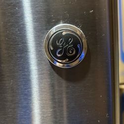 GE Refrigerator With Top Freezer 