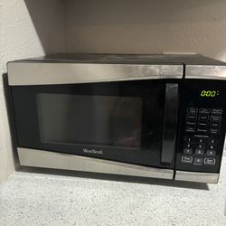 West Bend 900W Microwave 