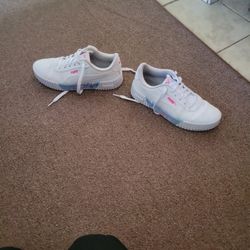 Selling Womans Puma Shoes 6.5 