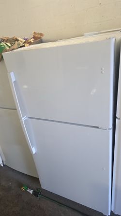 GE Refrigerator - Clean & Excellent Condition!