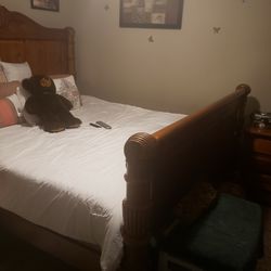 King Size Bedroom Set With 2 Night Stands & Dresser 