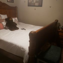 King Size Bedroom Set With 2 Night Stands & Dresser 