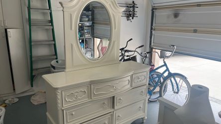 White full Sz bed with dresser