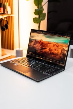 ASUS ZenBook Flip 15 Touchscreen Laptop – i7, 16GB RAM, 1TB SSD, GTX 1050
