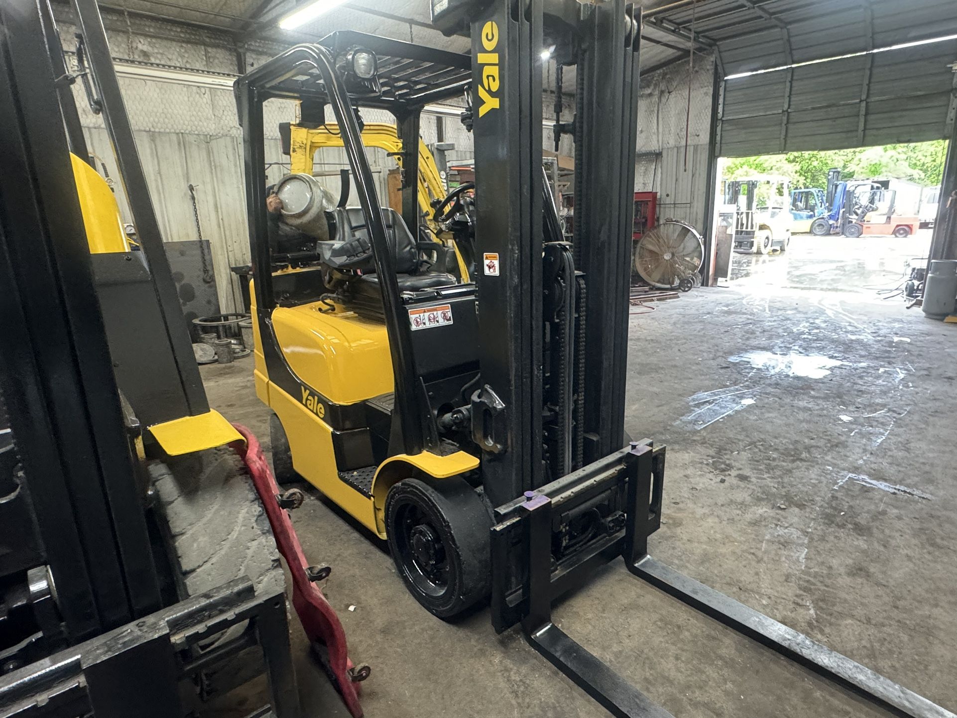 Forklift Yale 5000 Lbs 3 Stage Side Shift Like New 