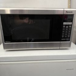 Panasonic Microwave In Pristine Condition