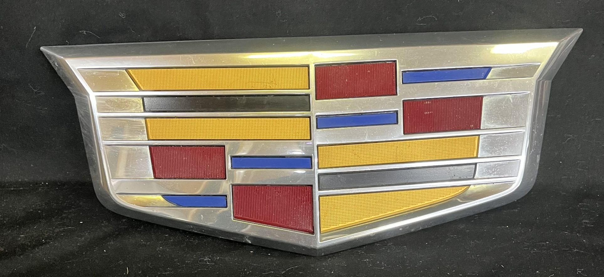 Front Emblem Cadillac Escalade OEM (contact info removed)06